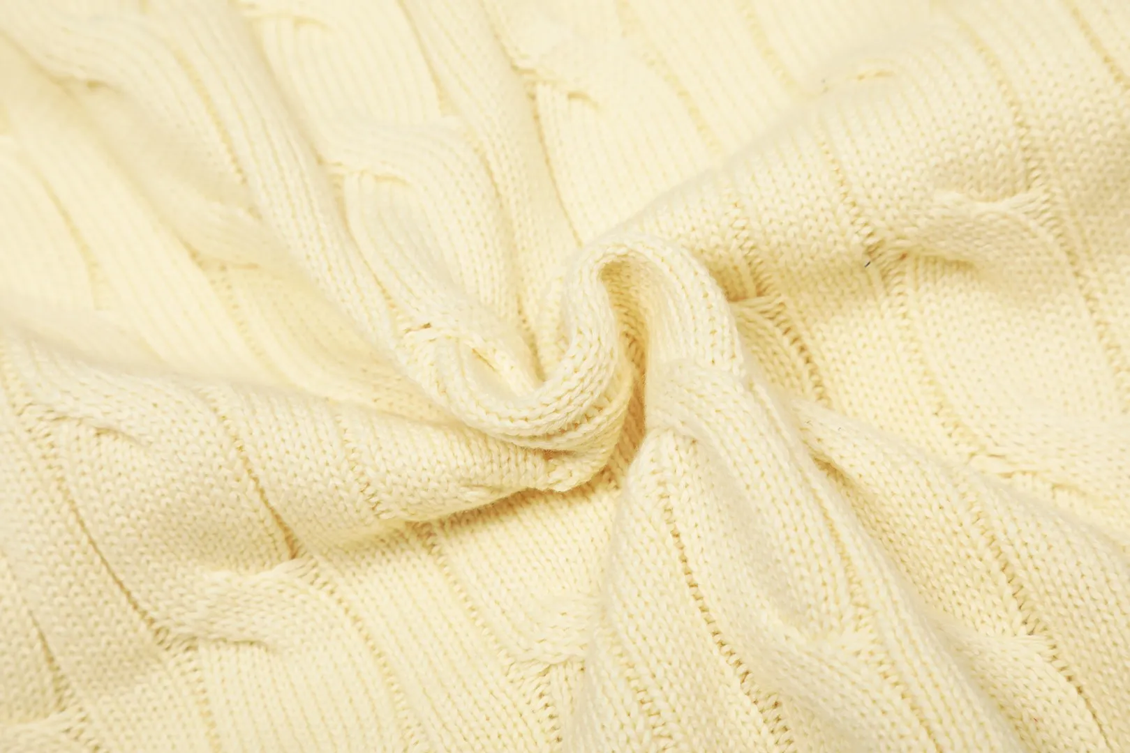 P230 Top quality" Style number: DS006# (not off the shelves all year round) [Ralph Lauren round neck solid color pony embroidery logo twist knitted cardigan] ✅Ralph Lauren Ralph Lauren classic basic versatile knitted cardigan jacket for all seasons ✅Main supplier platform live broadcast Wholesale entity Replacement if out of stock Not off the shelf ✅ZP quality 1:1 version Scan the code to enter the GF website Counter quality ✅Detailed quality The only one in Guangzhou Imported quality cotton yarn Focus on high-end, cost-effective, and good quality. Needless to say, the version is restored to the original version. The maximum size can be worn up to 160 pounds. Loose, comfortable and stress-free. ✅The upper body is simple and easy to match. A must-have for goddess ootd. Good-looking clothes are never picky. Must-have items in goddess wardrobe. Size: S- Navy blue white label Navy blue red label